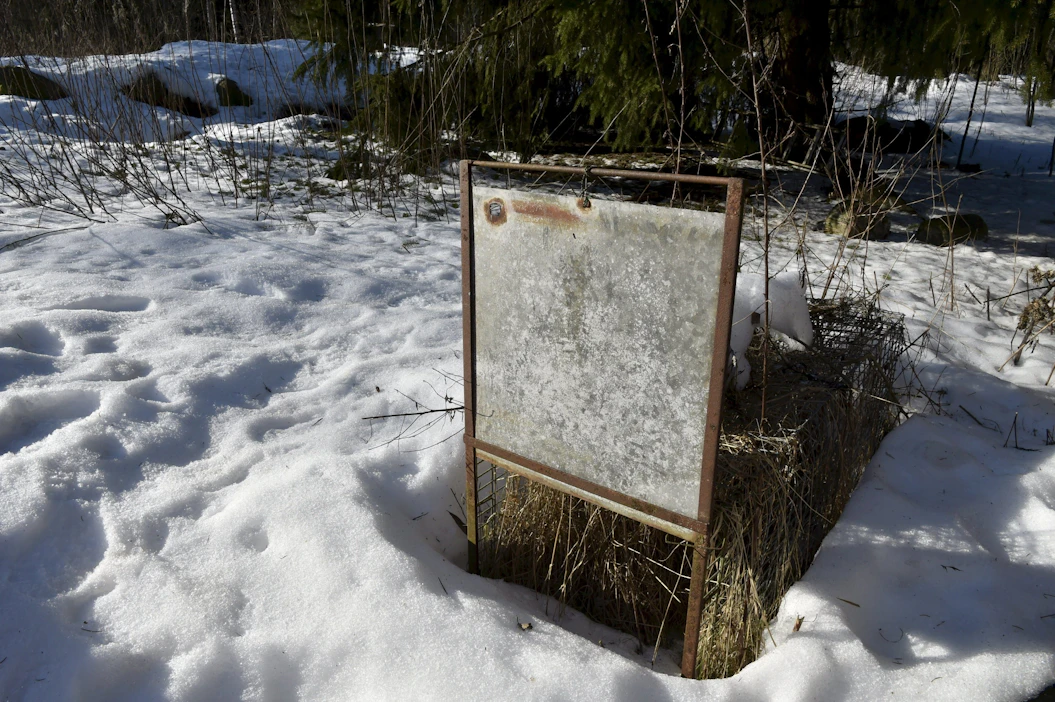 Supikoiran pyydystämiseen käytettävä loukku Tuusulassa 5. maaliskuuta 2021. LEHTIKUVA / JUSSI NUKARI .