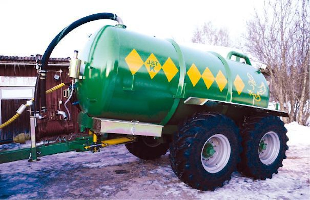 Kippisylinteri on välttämätön aisan hydraulijousitukselle. Sen avulla voidaan myös nostaa pyörä kumivaurion korjausta varten ylös. Huomaa myös kunnollinen työkalulaatikko. Vaunussa on paikat myös lapiolle ja rautakangelle!