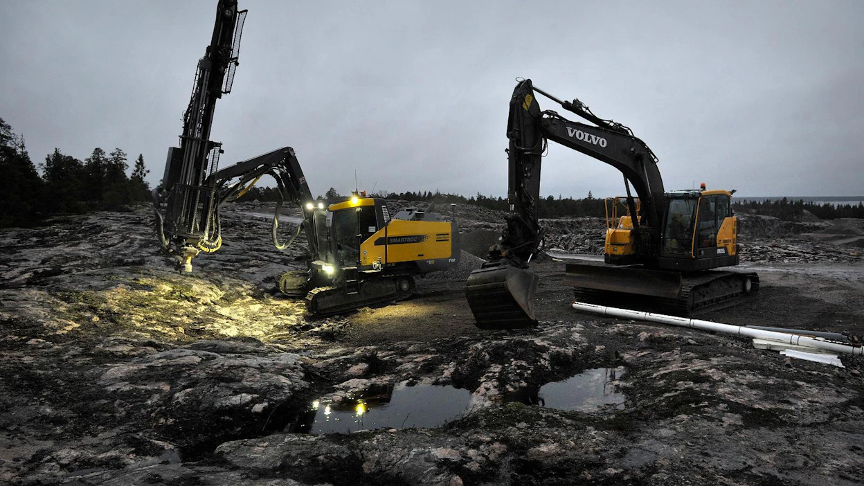 Metsä Groupin sahan kallioinen tontti on louhittu jo melkein valmiiksi. Jos investointipäätös ensi vuoden alussa varmistuu, jättihankkeen olisi tarkoitus valmistua vuonna 2022.