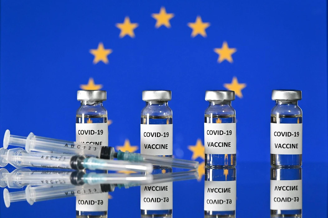 Komission perjantaisessa tiedotteessa kerrotaan, että rajoitustoimi otetaan käyttöön EU:n ulkopuolisen rokoteviennin läpinäkyvyydessä havaittujen puutteiden vuoksi. LEHTIKUVA/AFP