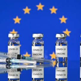 Komission perjantaisessa tiedotteessa kerrotaan, että rajoitustoimi otetaan käyttöön EU:n ulkopuolisen rokoteviennin läpinäkyvyydessä havaittujen puutteiden vuoksi. LEHTIKUVA/AFP