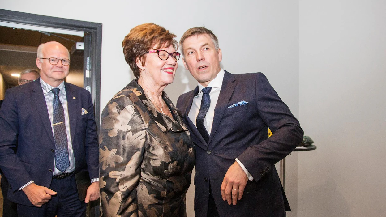 Sirkka-Liisa Anttila ja MTK:n puheenjohtaja Juha Marttila vaihtoivat ajatuksia Marttilan 50-vuotisseminaarissa marraskuussa 2017. Taustalla Reijo Karhinen.