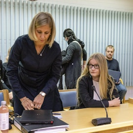 Toimittaja Johanna Vehkoo (oik.) hänen asianajaja Martina Kronström valmistautuvat istuntoon Rovaniemen hovioikeudessa Oulussa 26. elokuuta 2020.