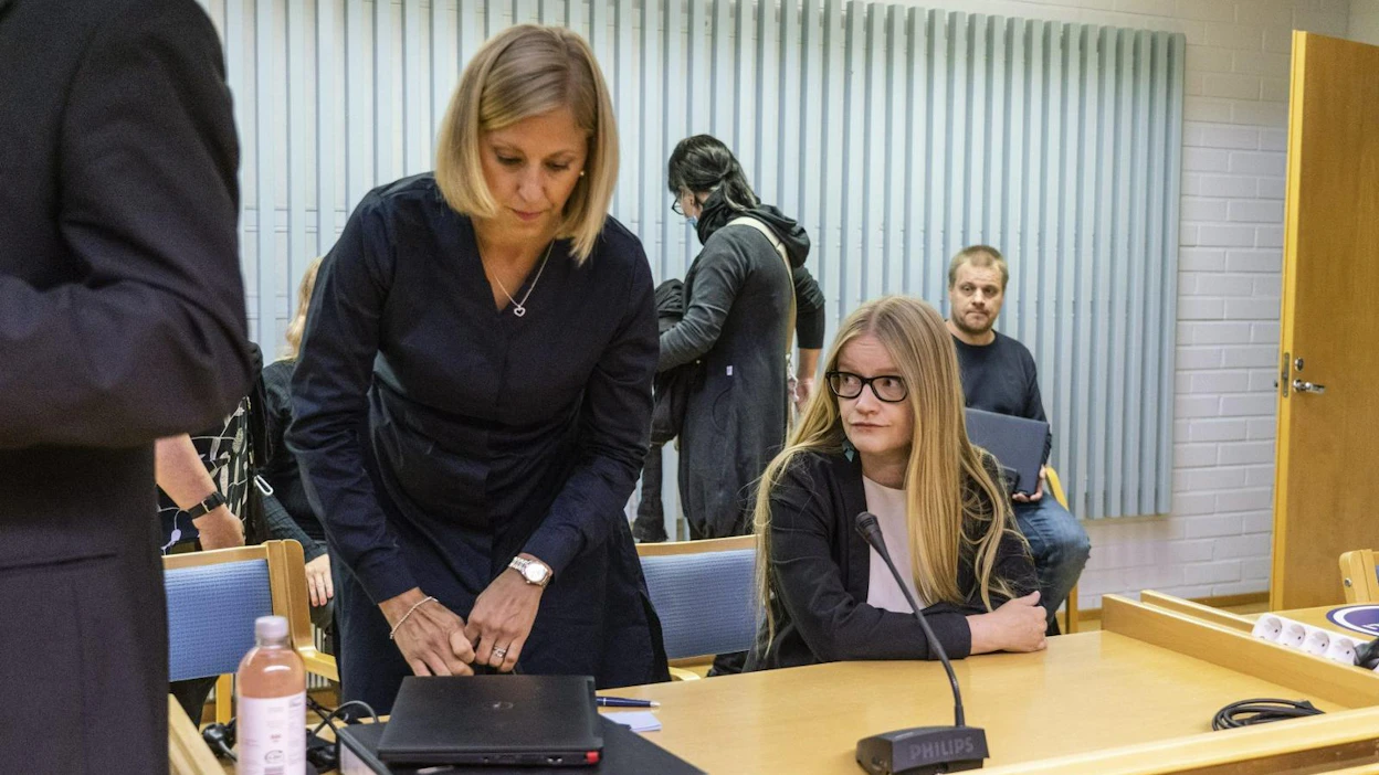 Toimittaja Johanna Vehkoo (oik.) hänen asianajaja Martina Kronström valmistautuvat istuntoon Rovaniemen hovioikeudessa Oulussa 26. elokuuta 2020.