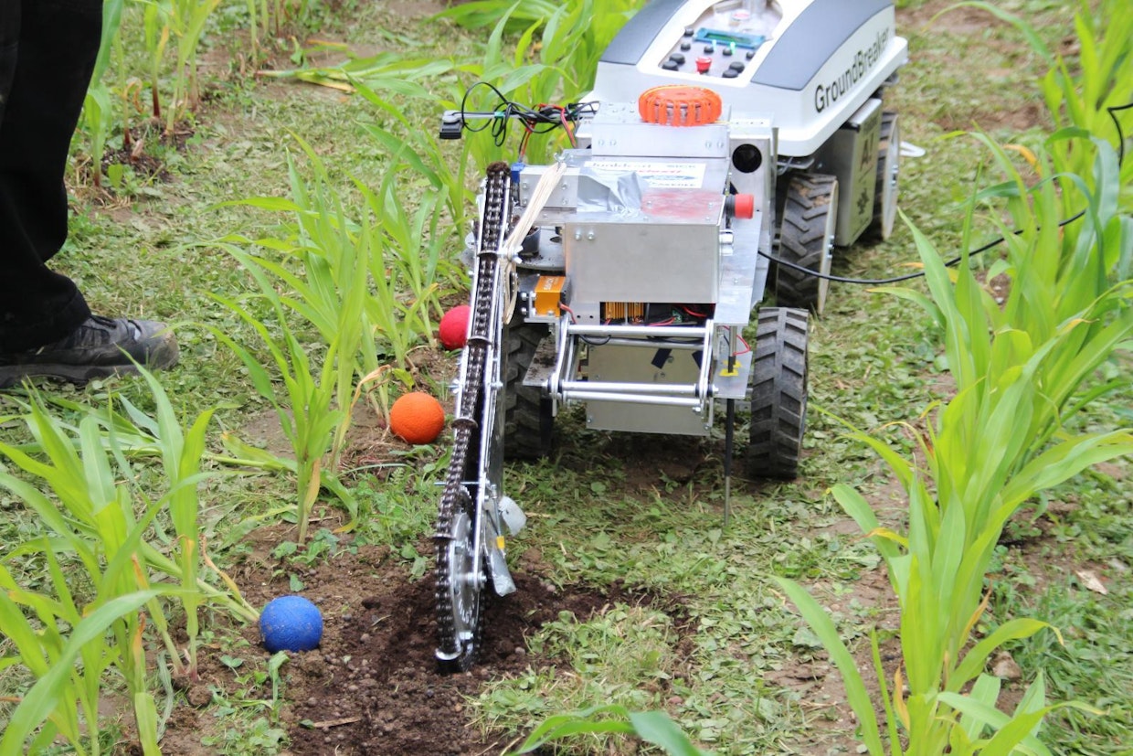 Freestyle-tehtävän voittanut suomalainen GroundBreaker-joukkue rakensi tehtävää varten robottiin älykkään maaperää mittaavan perävaunun. Maanäytteitä keräävän ketjukaivurin lisäksi vaunun alla on penetrometri. Perävaunu kommunikoi päärobotin kanssa käyttäen ISOBUS-protokollaa. Värilliset pallot auttavat robottia demotilanteessa pysähtymään automaattisesti oikeaan kohtaan.