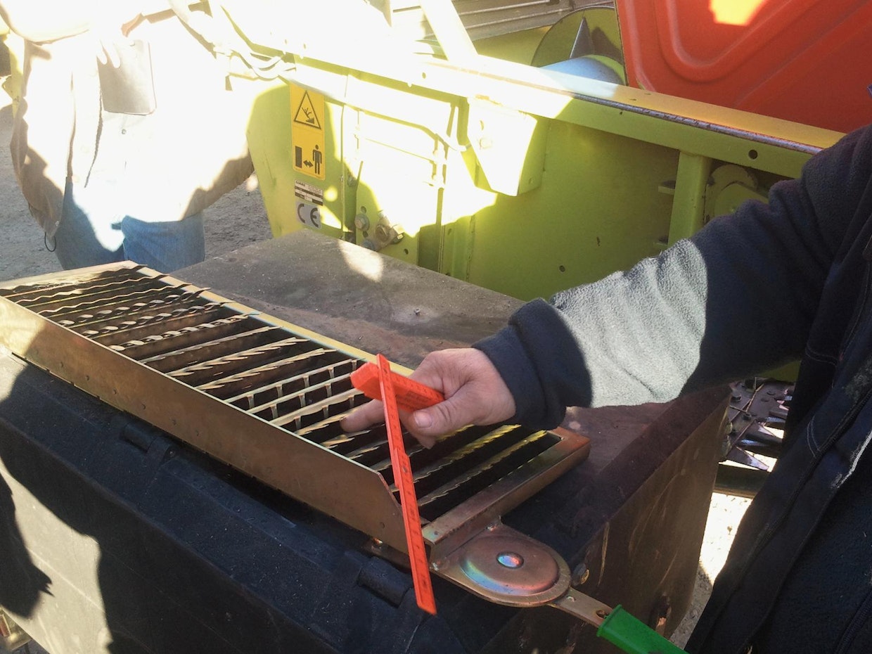Nokkaseulan rakenne näkyy nuolen kohdalla. Joka toinen lamellin kärki on taitettu alas. Tähkien palaset eivät pääse tämäntyyppisestä’ seulasta läpi. Lamellien selkeä muotoilu vähentää myös erottelua häiritsevää ilmanpyörteilyä. Oikein säädettynä (riittävä kulma ja ilmamäärä) nokkaseulan suorituskykyyn ollaan oltu tyytyväisiä.