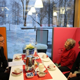 Pohjois-Savon elykeskuksen Marko Haavisto, Anna-Lisa Hallman (keskellä) ja hänen tyttärensä Riitta Hallman (oikealla) sopivat ennen joulua metsäalueen lahjoituksesta suojelukampanjaan.