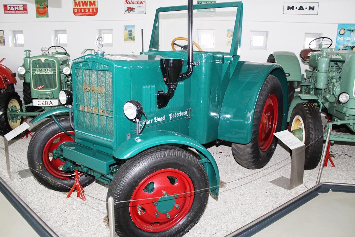 Jos 20-lukulaiset moottoriaurat jätettään huomioimatta, niin ensimmäinen MAN-traktori oli tämä vuosina 1938–46 tehty malli AS250. Se havaittiin ensimmäisestä prototyypistä lähtien erinomaiseksi traktoriksi, 4,5-litrainen 50 hv:n nelosdiesel saatiin pyörimään ilman apuvälineitä ja ZF:n 5-nopeuksinen vaihteisto toimi konstailematta. Valmistusta oli Saksassa vuoteen 1943 asti, jonka jälkeen tuotanto siirrettiin Latil-tehtaille Ranskaan. Kokonaismääräksi ilmoitetaan 1 323 kappaletta, joista 10 on säilynyt. (Paderborn)