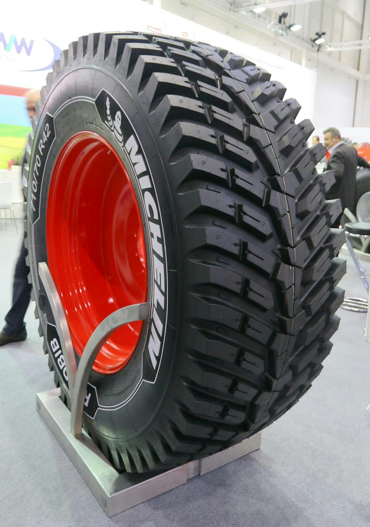 Michelin on muiden valmistajien tavoin panostamassa traktoreiden tiekäyttöön suunnattuihin renkaisiin. Roadbib-renkaassa on normaaliin nähden 60 prosenttia enemmän maahan koskettavaa kulutuspintaa, mikä lisää valmistajan mukaan käyttöikää 25 prosenttia. (TH)