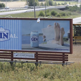 Lonkero-mainos Aasiaa kotoisammassa ympäristössä suomalaisen viljapellon laidalla.