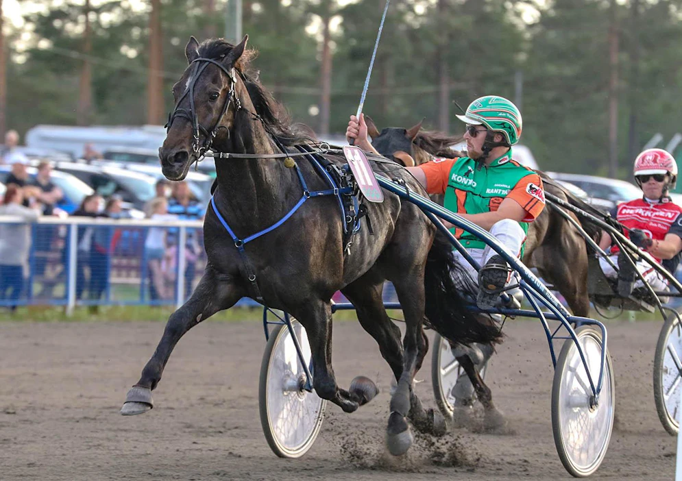 Kuvassa Kaustisen Isla-ajon voittoon tykittävä Atupem hoitelee haavereitta Tornion Midnight Racen.