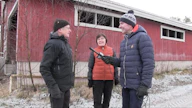 Kalle ja Liisa Savo asuvat Yläneen Pöytyällä tilalla, joka sijaitsee seudun vanhimpiin kuuluvilla viljelyalueilla. Hirsinen tallirakennus on vuodelta 1895.
