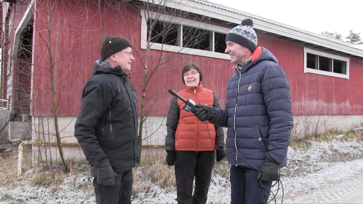 Kalle ja Liisa Savo asuvat Yläneen Pöytyällä tilalla, joka sijaitsee seudun vanhimpiin kuuluvilla viljelyalueilla. Hirsinen tallirakennus on vuodelta 1895.