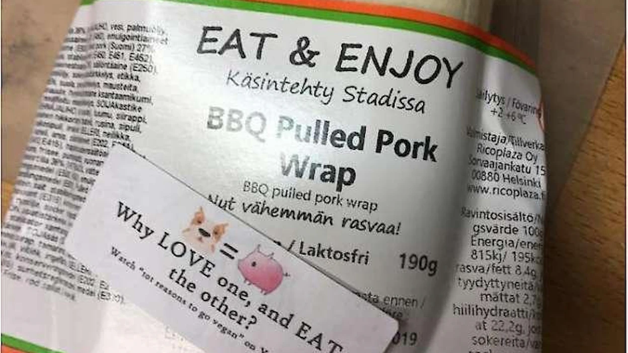 Tuotteisiin on liimattu tarroja, joissa lukee Why LOVE one, and EAT the other? Eli käännettynä Suomeksi: Miksi rakastaisit yhtä ja söisit toisen.