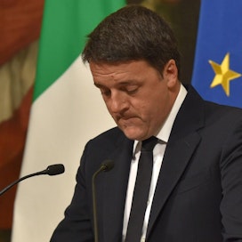Italian pääministeri Matteo Renzi ilmoitti erostaan kansanäänestyksen jälkeen. LEHTIKUVA/AFP