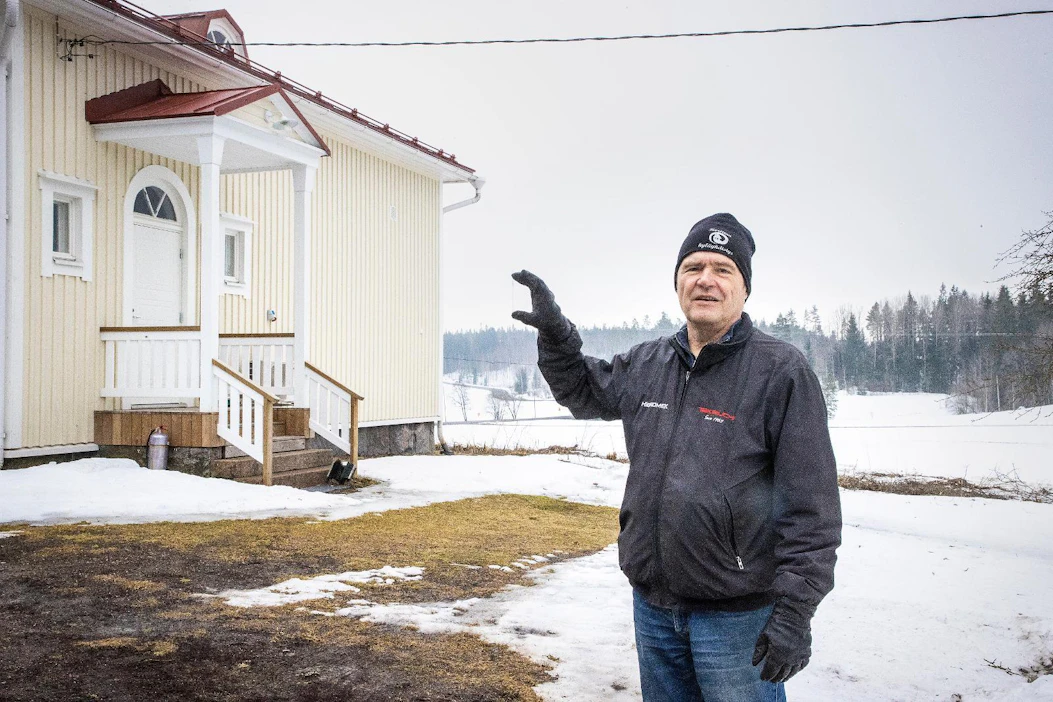Korttian kyläyhdistyksen puheenjohtaja Jouko Pihlaja näyttää nykyisen tietoliikennemaston sijainnin suhteessa kylätaloon.