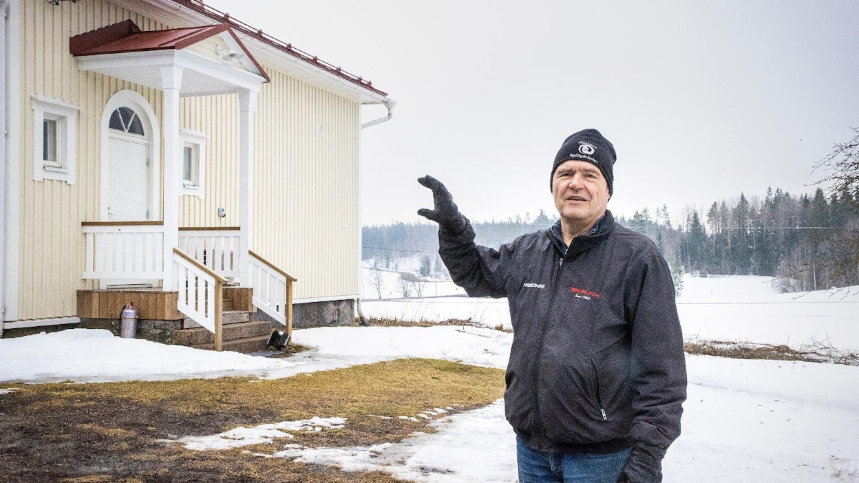 Korttian kyläyhdistyksen puheenjohtaja Jouko Pihlaja näyttää nykyisen tietoliikennemaston sijainnin suhteessa kylätaloon.