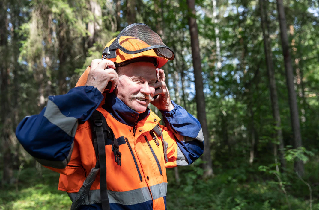 Varusteet ja eväsreppu löytyivät metsästä onnettomuutta seuranneena päivänä, mutta sormenkärki hävisi. Kettu vei, arvelee Veikko Oinonen.