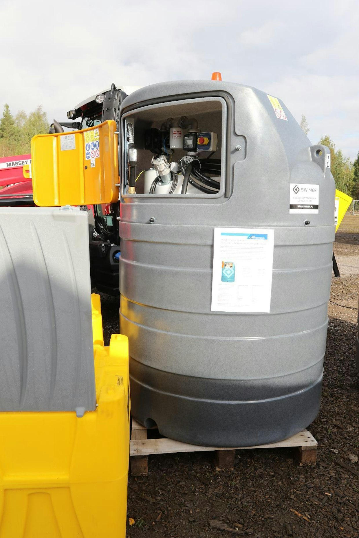 Turun konekeskus on aloittanut Puolalaisten Swimer polttoainesäiliöiden maahantuonnin. Muovisia paikallissäiliöitä on saatavilla ainakin 1500 ja 2500 litran kokoluokassa.