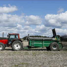 Biokaasutuslaitoksen tuottamaa lannoitevalmistetta levitettiin paimiolaisen viljelijän pellolle pari viikkoa sitten. Pasi Leino