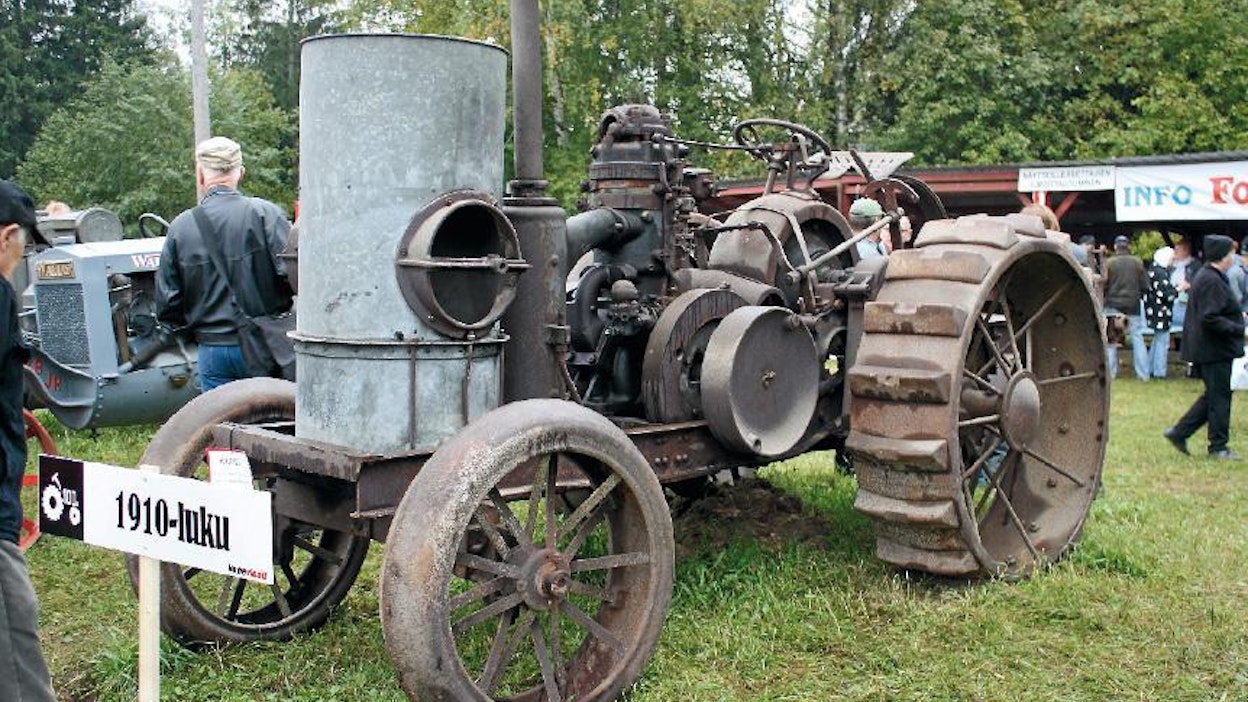 Suomeen tuotiin ensimmäiset kolme traktoria vuosina 1908–1910, mutta vasta v. 1913 tuodut ruotsalaiset Avance-moottori-aurat toimivat tyydyttävästi. Tämä Avance vuodelta 1913 on taatusti Suomen vanhin traktori. Kone ensiesiteltiin Turun maanviljelysnäyttelyssä 13.–15.6.1913, minkä jälkeen se matkasi Vuojoen kartanoon Eurajoelle. 1-sylinterinen 15 hv:n kuulapäämoottori on viimeksi pyörinyt ennen sotia, mutta pian Avance taas liikkuu omin voimin. Traktori jäi Rauta ja Petrooli -tapahtuman jälkeen Hyvinkäälle kunnostettavaksi. (Hyvinkää)