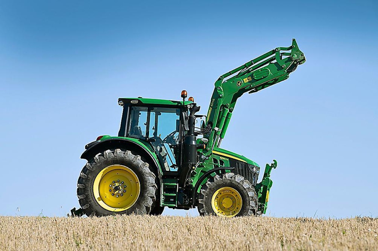 John Deere 6120 M: 6M:n kuormausominaisuudet ovat hyvät: erinomaiset jarrut ja vakaa ajokäytös tekevät etukuormaintöistä miellyttävää puuhaa, mutta polttoainetta kului keskivertoa enemmän. Testivarustuksessa John Deeren hinta oli 121 674 euroa, mikä tekee siitä testin kalleimman traktorin. Paras kuormaustraktori, laadukas ohjaamo.