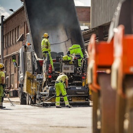 Rakentaminen investointeineen on ylläpitänyt Suomen talouskasvua jo pidempään. Teiden pinnoitus on osa infrarakentamista. Elokuussa asfaltoitiin Tampereella Metson kivenmurskaimia valmistavan Lokomon tehdasalueella.