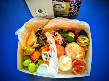 Iltapäivän teehetkeen suunniteltu tarjoilu noutoperiaatteella tarkoittaa laatikollista pieniä herkkupaloja. Annospalat ovat pienehköjä, mutta sitäkin maukkaampia.