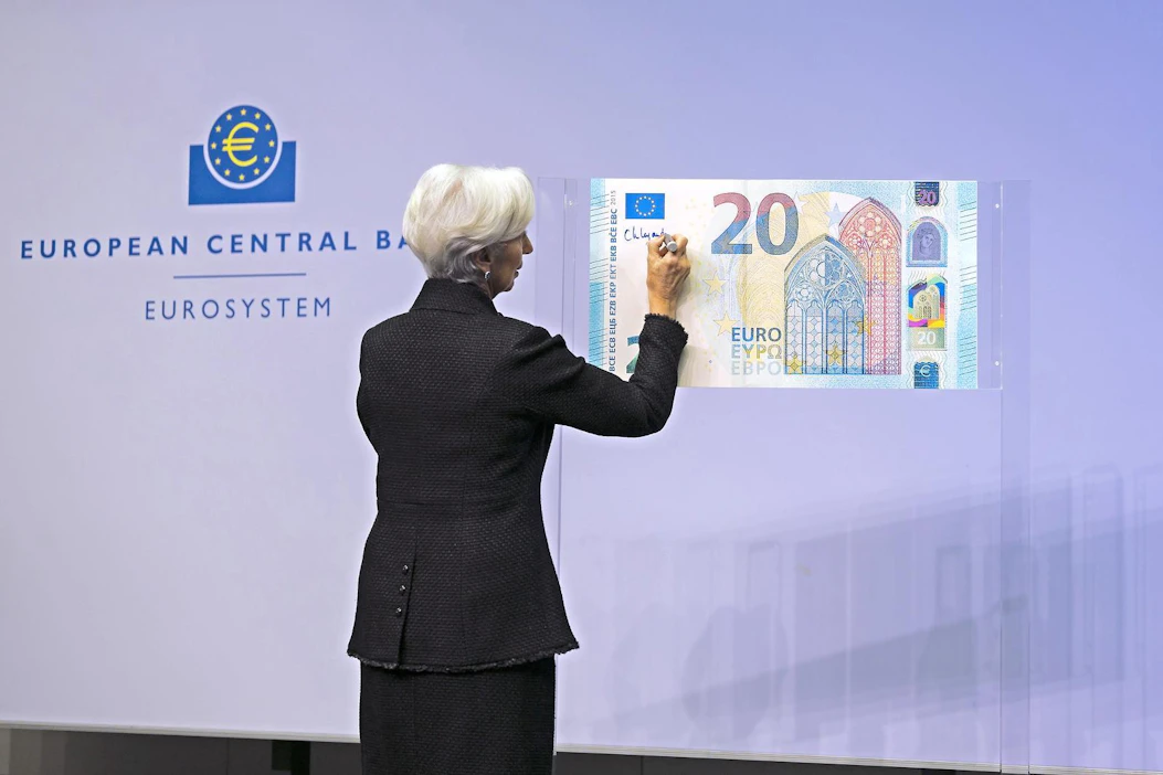 Euroopan keskuspankin johtaja Christine Lagarde allekirjoitti 20 euron setelin vuonna 2019. Euroopan Unionin finanssipoliittisten sääntöjen kehityksestä käydään nyt tiukkaa keskustelua. EU-komissiolta odotetaan esitystä uusiksi finanssipoliittisiksi säännöiksi ennen vuoden loppua tai alkuvuodesta. Onko edessä peruskorjaus vai pintaremontti?
