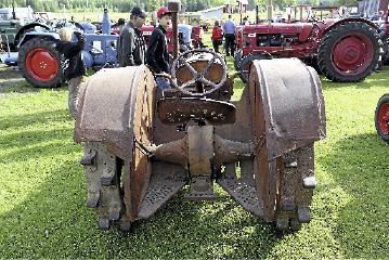 Fordsonin ohjaamo on karu, mutta vuonna 1938 se oli suuri parannus hevosaikakauteen.