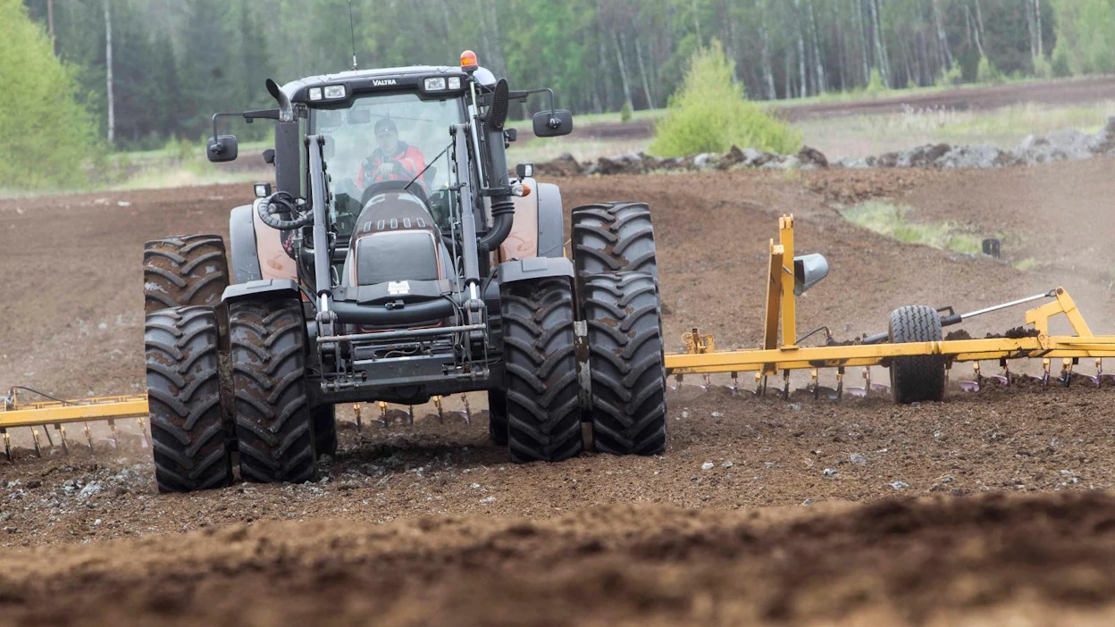 Suomen 4H-liitto osti maanantaina Vapolta yli 300 hehtaaria turvetuotannosta vapautunutta maata nuorten metsitettäväksi.