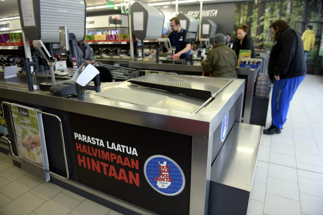 Ensimmäiset suojat asennetaan kassoille tällä viikolla. LEHTIKUVA / Antti Aimo-Koivisto