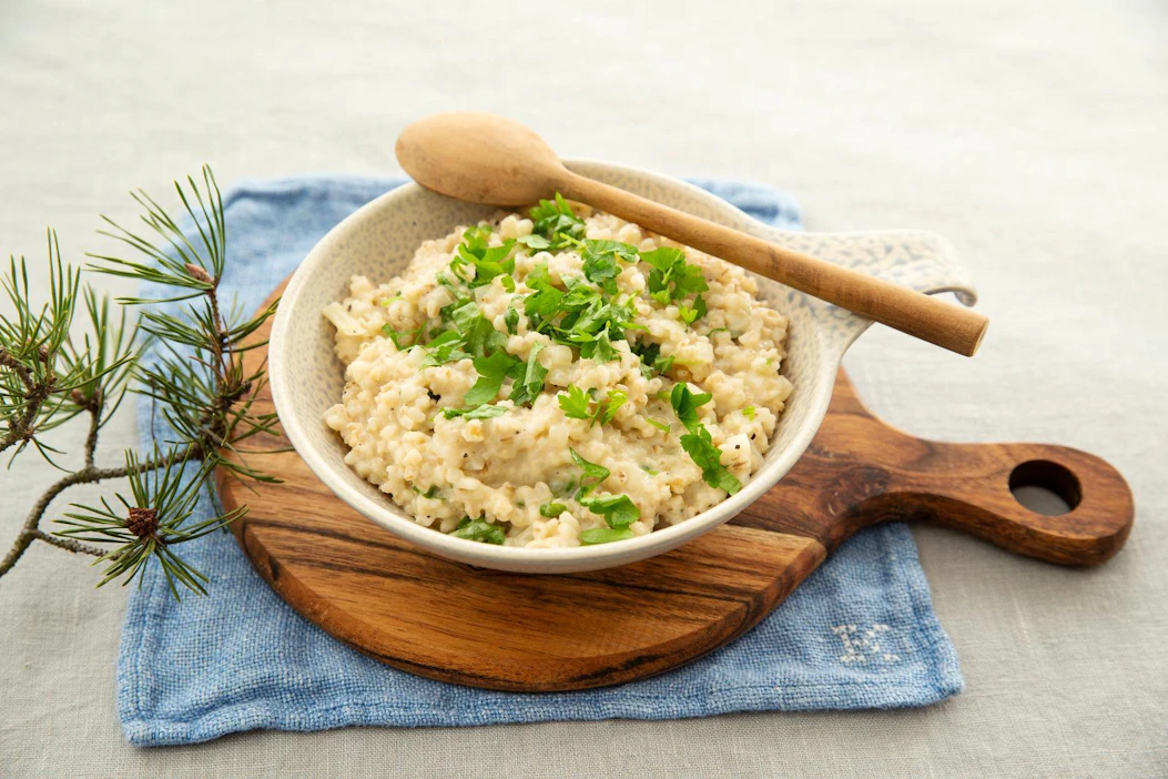 Ohrasta syntyy suomalainen risotto, joka saa lempeää makua pehmeästä vuohenjuustosta.
