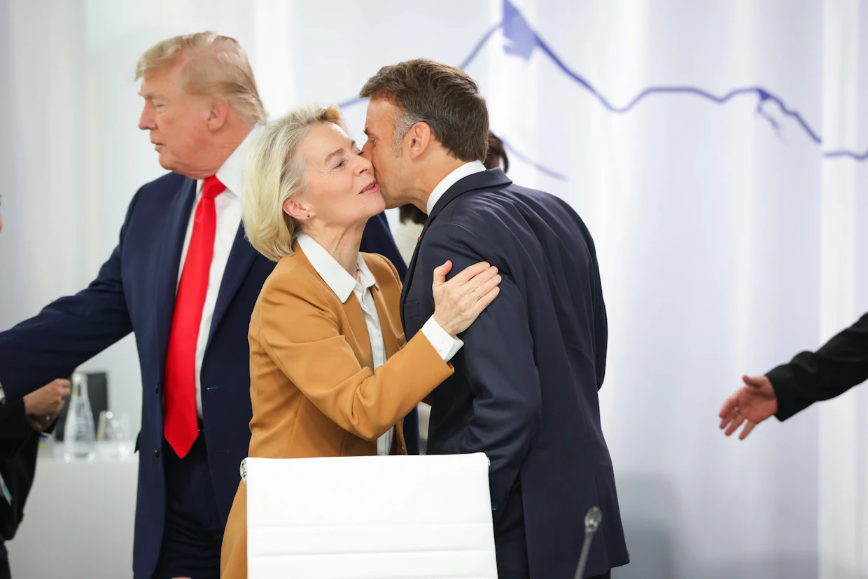 Ursula von der Leyen oli Macronin ehdokas EU-komission johtoon. Kaksikon välit eivät kuitenkaan aina ole olleet parhaat mahdolliset. Kuva on Ranskasta, Macronin isännöimästä G7-kokouksesta, johon myös presidentti Trump osallistui.
