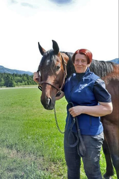 Raviurheilu elämäntapana on kuljettanut Elina Kaijan hevosenhoitajaksi Itävaltaan.