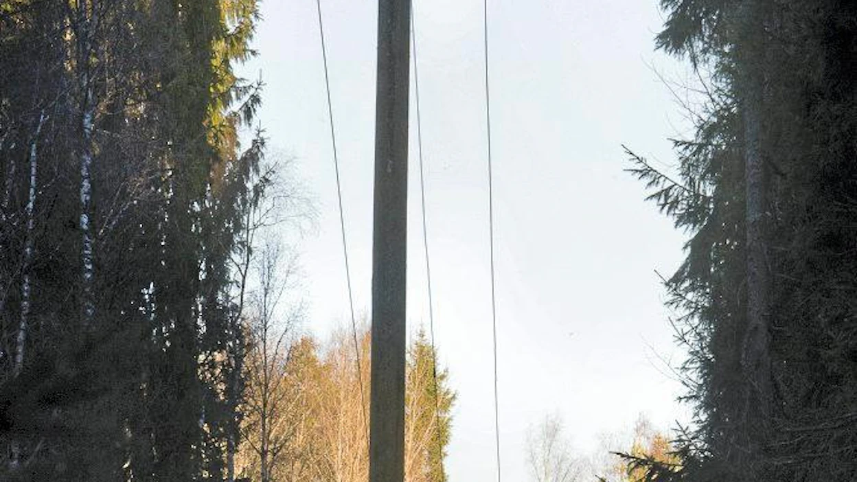 Eltelin Jaakko Hiltunen korjasi katkennutta sähkölinjaa perjantaina Kirkkonummella.