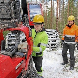 Kesän kynnyksellä hakkuukoneen kuljettajaksi valmistuva Elias Kirjavainen lisäsi teräketjuöljyä harvesteripään säiliöön Pasi Kilpeläisen valvovan silmän alla.