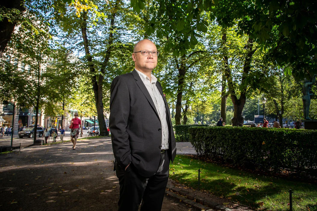 "Valtuutettu ei voi vaikuttaa hintoihin, mutta jos ehdot ovat kohtuuttomia, niiden syitä voidaan selvittää. Joka asiassa löytyy ongelmia, mutta ihan eri asia on, mitkä edellyttävät viranomaisen toimintaa", Olli Wikberg sanoo. "Tässä vaiheessa on vaikea ottaa kantaa mihinkään, kun ei ole kuin tyhjä työhuone, jota sitäkään en ole vielä nähnyt."