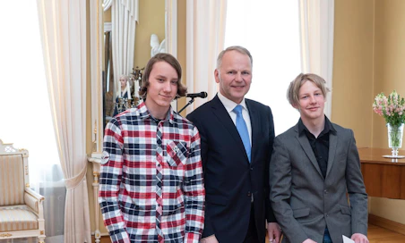 Kalle Iskala (vas.) ja Konsta Keskitalo vastaanottivat Vuoden 4H-taitajat -stipendin, jonka heille luovutti maa- ja metsätalousministeri Jari Leppä.