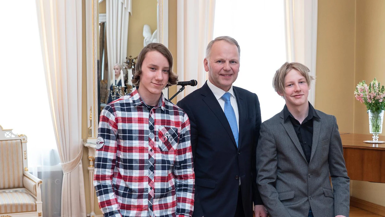 Kalle Iskala (vas.) ja Konsta Keskitalo vastaanottivat Vuoden 4H-taitajat -stipendin, jonka heille luovutti maa- ja metsätalousministeri Jari Leppä.