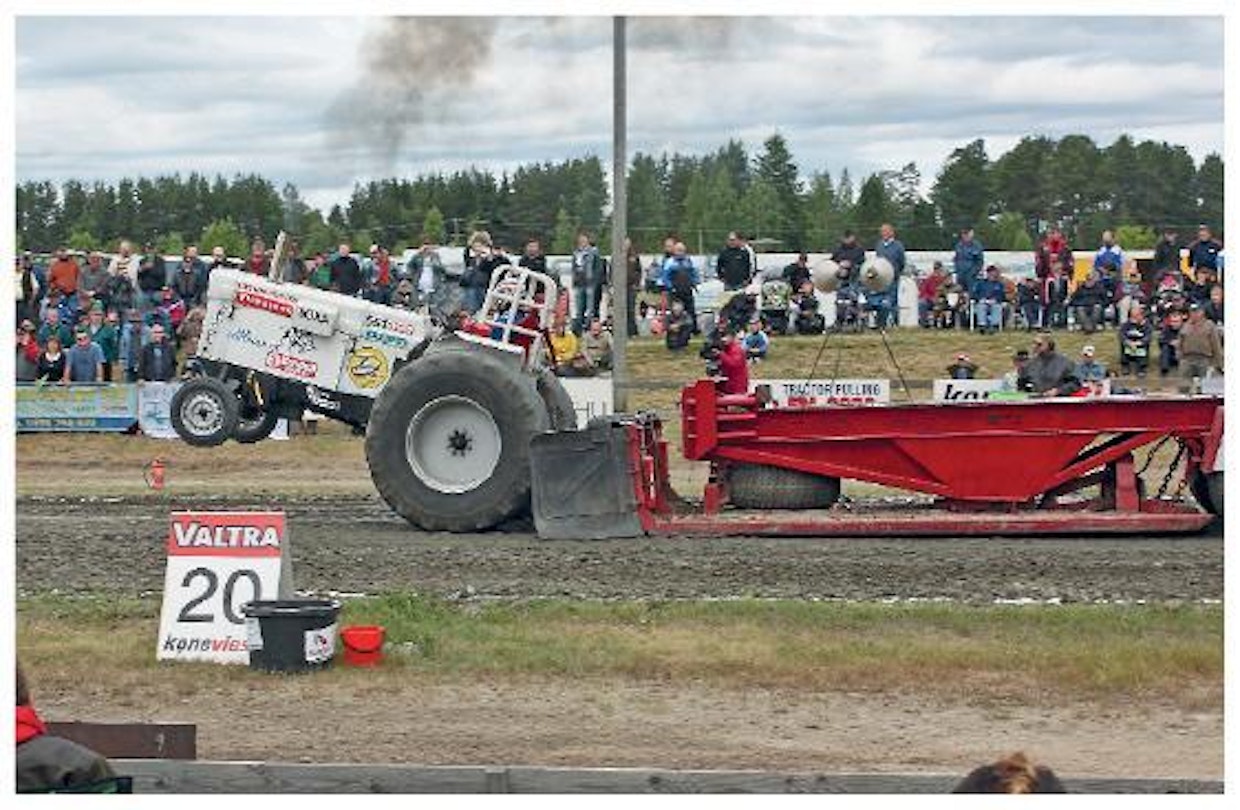 Superfarmi 3000 kg Pertti Hämäläisen Bison keulii, mutta lavetti liikkuu.