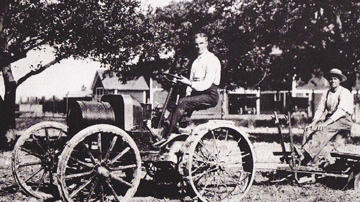 Fordin ensimmäiset kokeilutraktorit koottiin autojen osista, minkä vuoksi niiden rakenteet olivat melko heiveröisiä. Kuvassa ”Automobile Plow” vuodelta 1907, ohjaimissa Henry Ford.  (Kuva: Henry Ford Museum)
