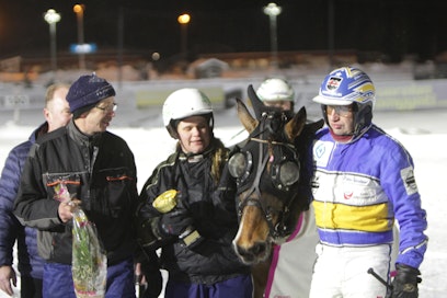 Omistaja Kari Tamio (vas.), valmentaja Raija Soini ja ohjastaja Pekka Vehviläinen pääsivät joulun alla 2017 Toto75-tasolla voittajakehään Kitan kanssa. Nyt Soini on hankkinut talliinsa mielenkiintoisen kylmäverisen, viimekesäisen ruunaruhtinaskisan kakkosen Hvalstad Odinin. &quot;Hevosen pitäisi saapua tänne ensi viikon lopulla&quot;, kertoo Soini.