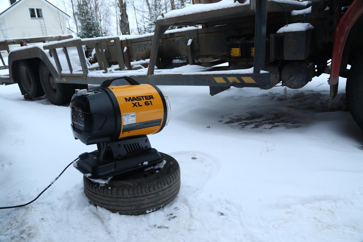 Master XL61:n kuivapaino on ainoastaan 19 kiloa, joten sitä on helppo liikutella paikasta toiseen. Termostaatti ja pyörät ovat lisävarusteita.