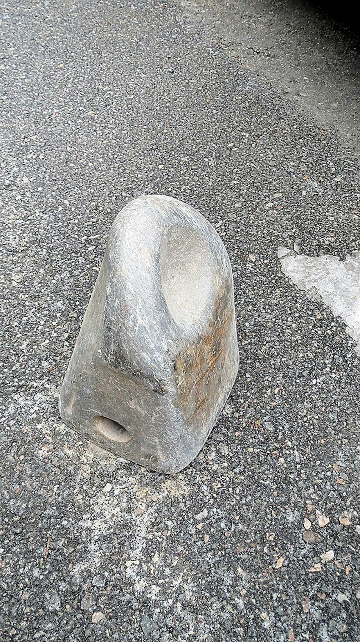 Kynnen kuoppa on hyvin näkyvissä vielä kynnen ollessa loppuun kulunut.