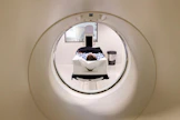Potilas eturauhasen PET-CT -laitteella tehtävässä tutkimuskuvauksessa syöpäsairalaassa. LEHTIKUVA / RONI REKOMAA