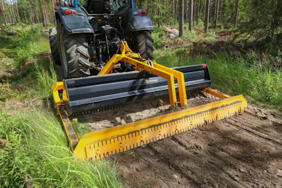 Koneviesti kokeili metsätien tasoituksessa Ny-Tek W300PR -tasoituslanaa lisävarusteisilla irrotusterillä.