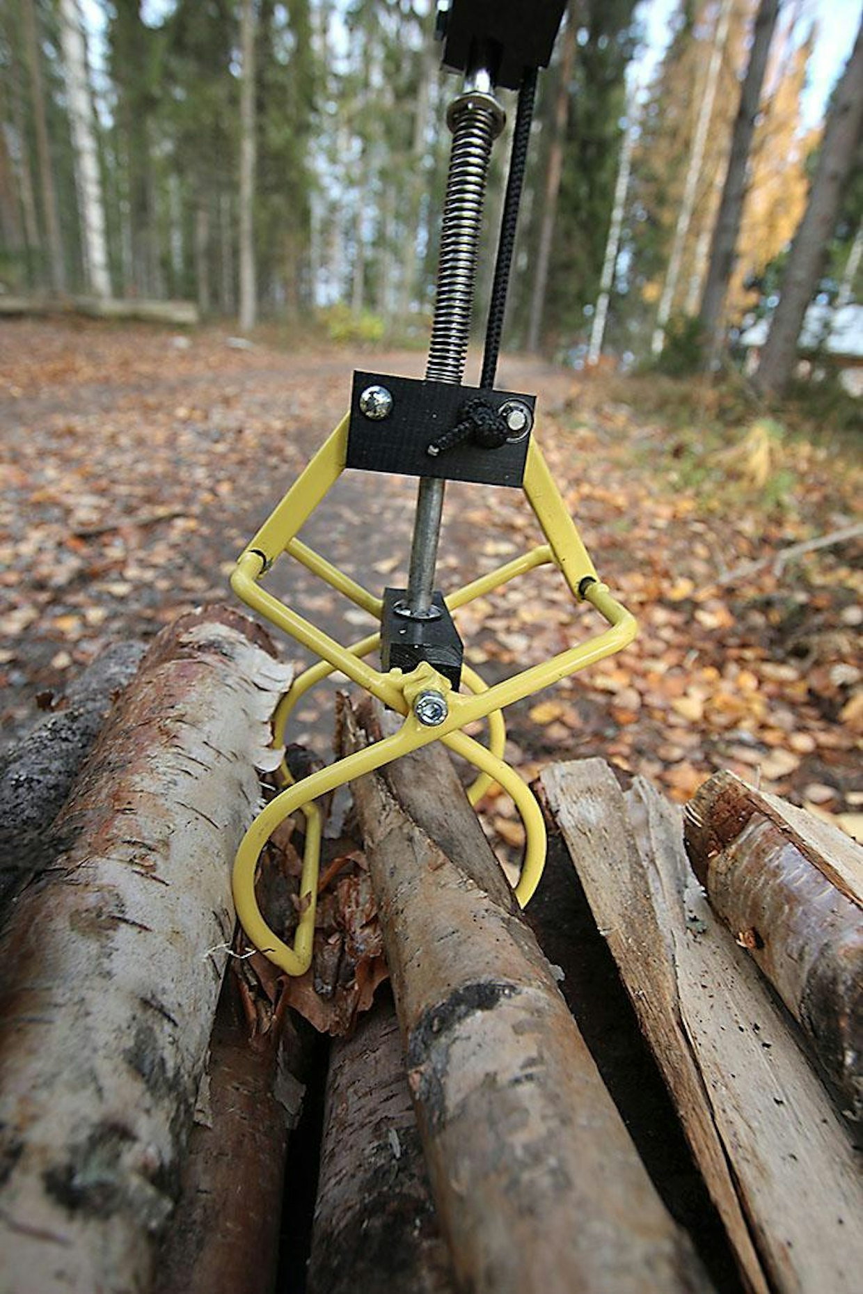 Kouran ominaisuudet ovat oivassa suhteessa puomiston rakenteeseen. Jousijännitteisen kouran tartuntakyky on hyvä, sillä aukeman puitteissa pihteihin mahtuvat puut kysyvät otteessa mainiosti.