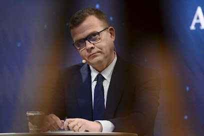 Kokoomus vaatii, että Suomi lähettää aseita Ukrainaan puolustustaistelun tueksi, puheenjohtaja Petteri Orpo tviittaa.