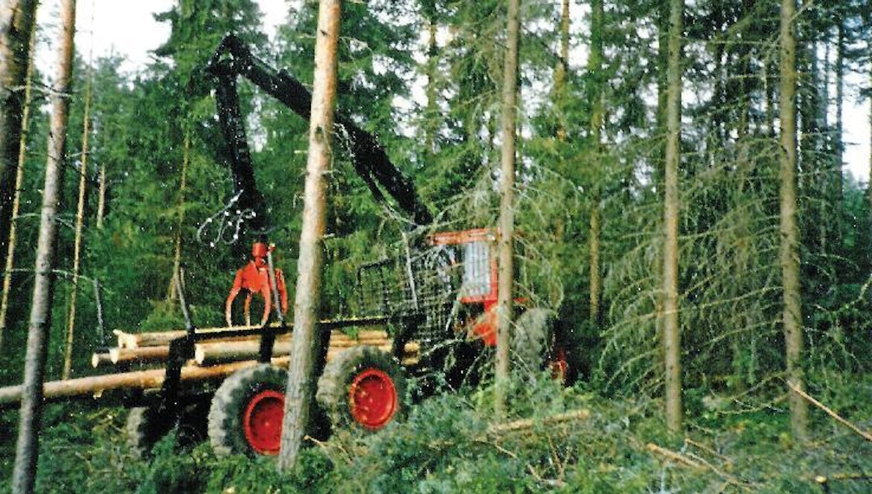 Tervasen ensimmäinen 909 oli siirtoajossa palaneesta koneesta 1980 uudelleenrakennettu yksilö. Se pääsi koeajolle omien lautapuiden ajossa. Ösan kaksijatkeisella nosturilla varustettuna 909 on ketterä ja näppärä harvennushakkuiden kone.